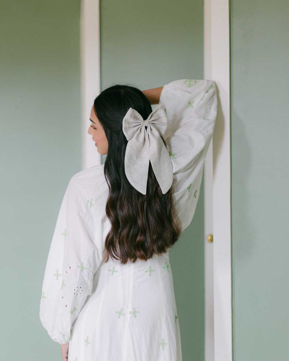 THE WHITE LINEN BOW – Clementine & Mint