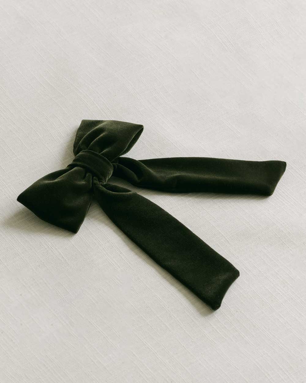 THE OLIVE VELVET CLASSIC BOW