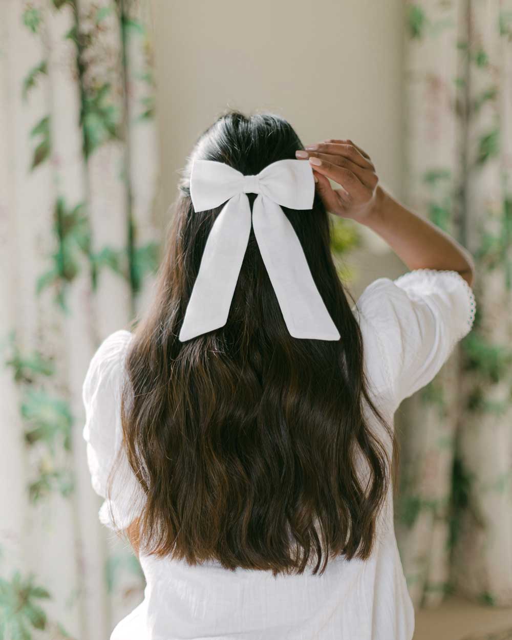 THE WHITE LINEN CLASSIC BOW